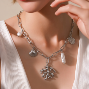 Κολιέ Ατσάλινο σε Ασημί Απόχρωση με Charms